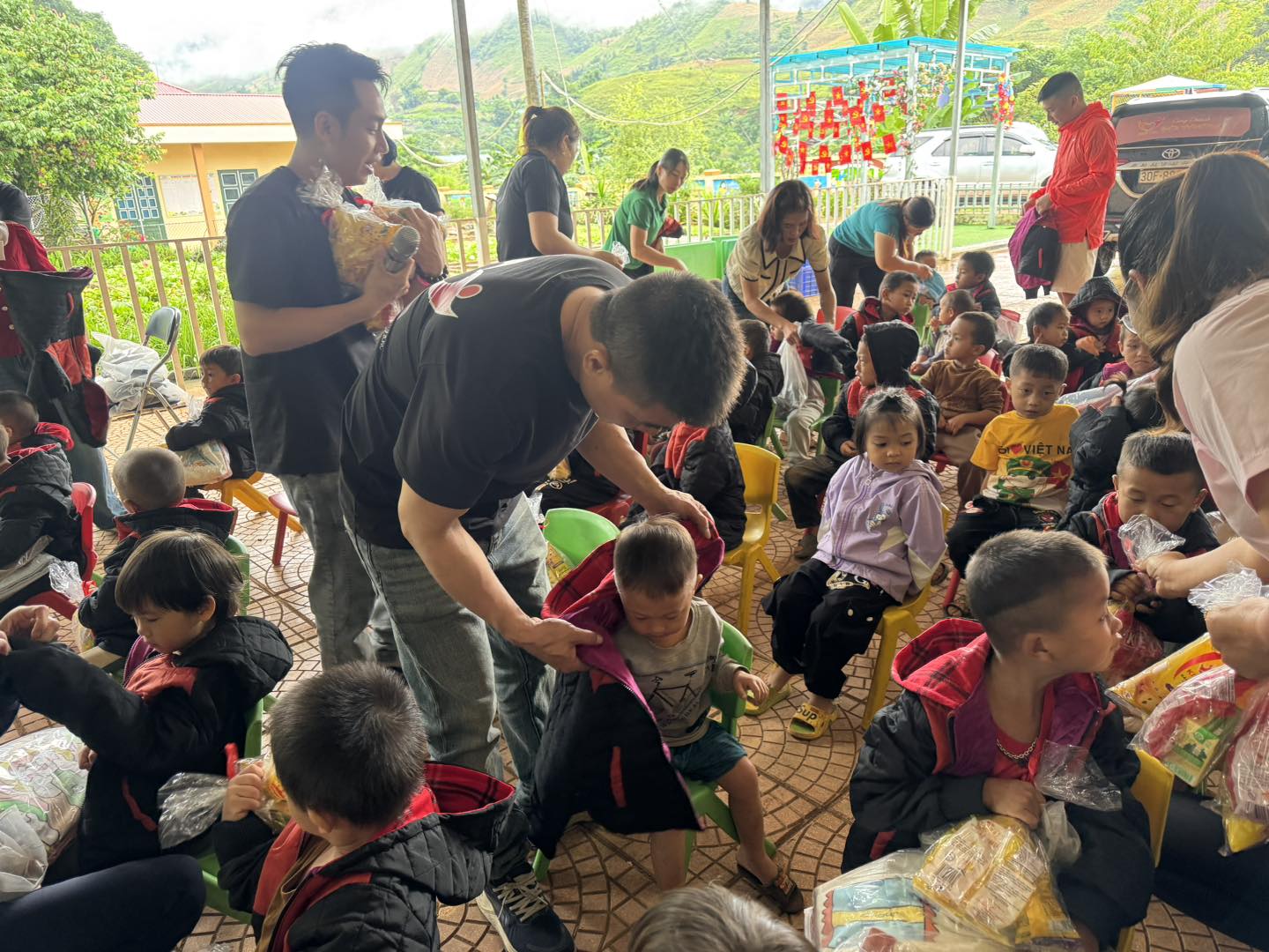 Hàng trăm xuất quà cho các em học sinh trường mầm non Ta Ma, xã Pú Nhung